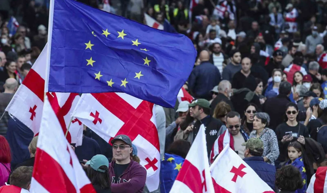 Yerel seçimlerin gerçekleştirildiği Gürcistan’da hükümet karşıtı on binlerce protestocu sokakları