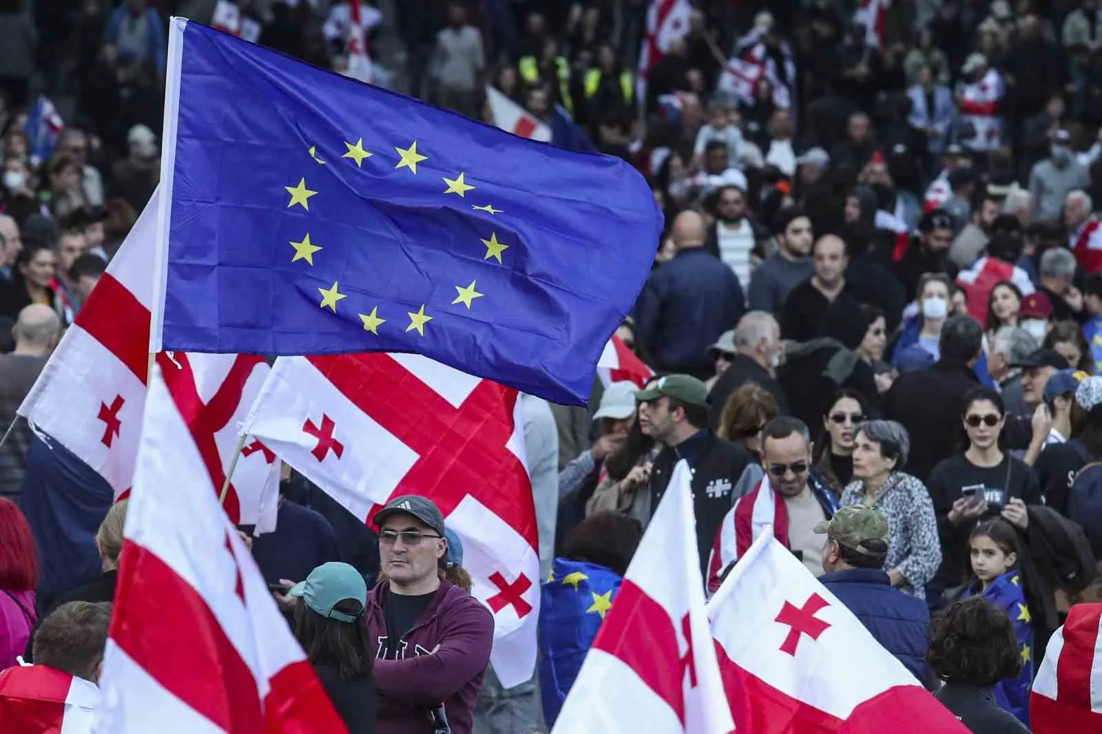 Yerel seçimlerin gerçekleştirildiği Gürcistan’da hükümet karşıtı on binlerce protestocu sokakları