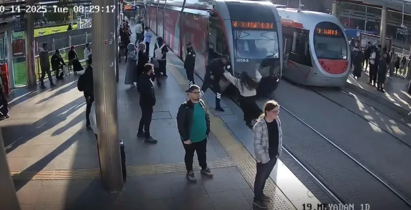 Kayseri’de tramvayın geldiğini fark etmeyen genç kızı, son anda güvenlik