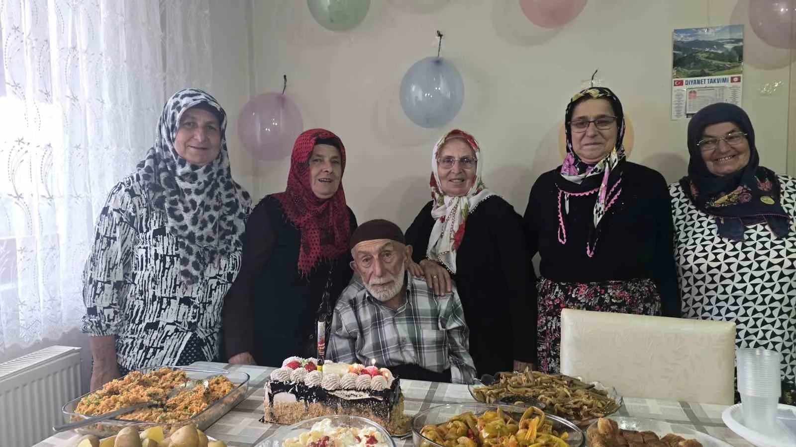 Trabzon’un Çarşıbaşı ilçesinde yaşayan 95 yaşındaki Hacı Hasan Baş’a torunlarından