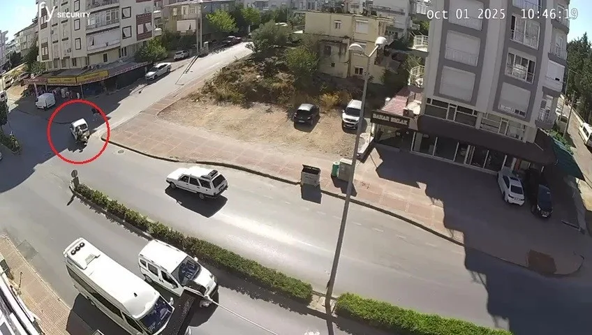 Antalya’nın Manavgat ilçesinde kavşak sisteminde motosikletle hafif ticari aracın çarpışması