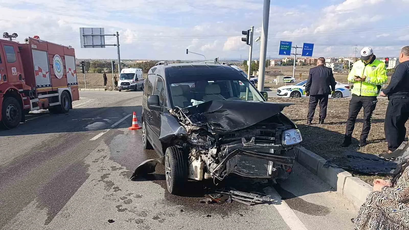 Tekirdağ’ın Saray ilçesinde hafif ticari araç ile otomobilin çarpışması sonucu