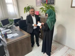 Hakkari’de hafızlık öğrencisi kendi el emeği bilekliklerden elde ettiği geliri