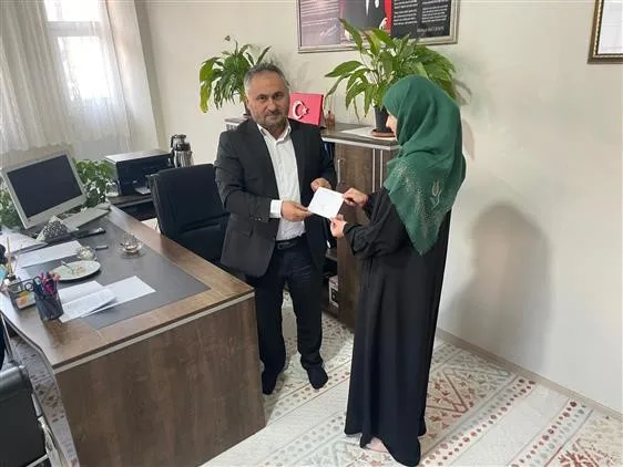 Hakkari’de hafızlık öğrencisi kendi el emeği bilekliklerden elde ettiği geliri