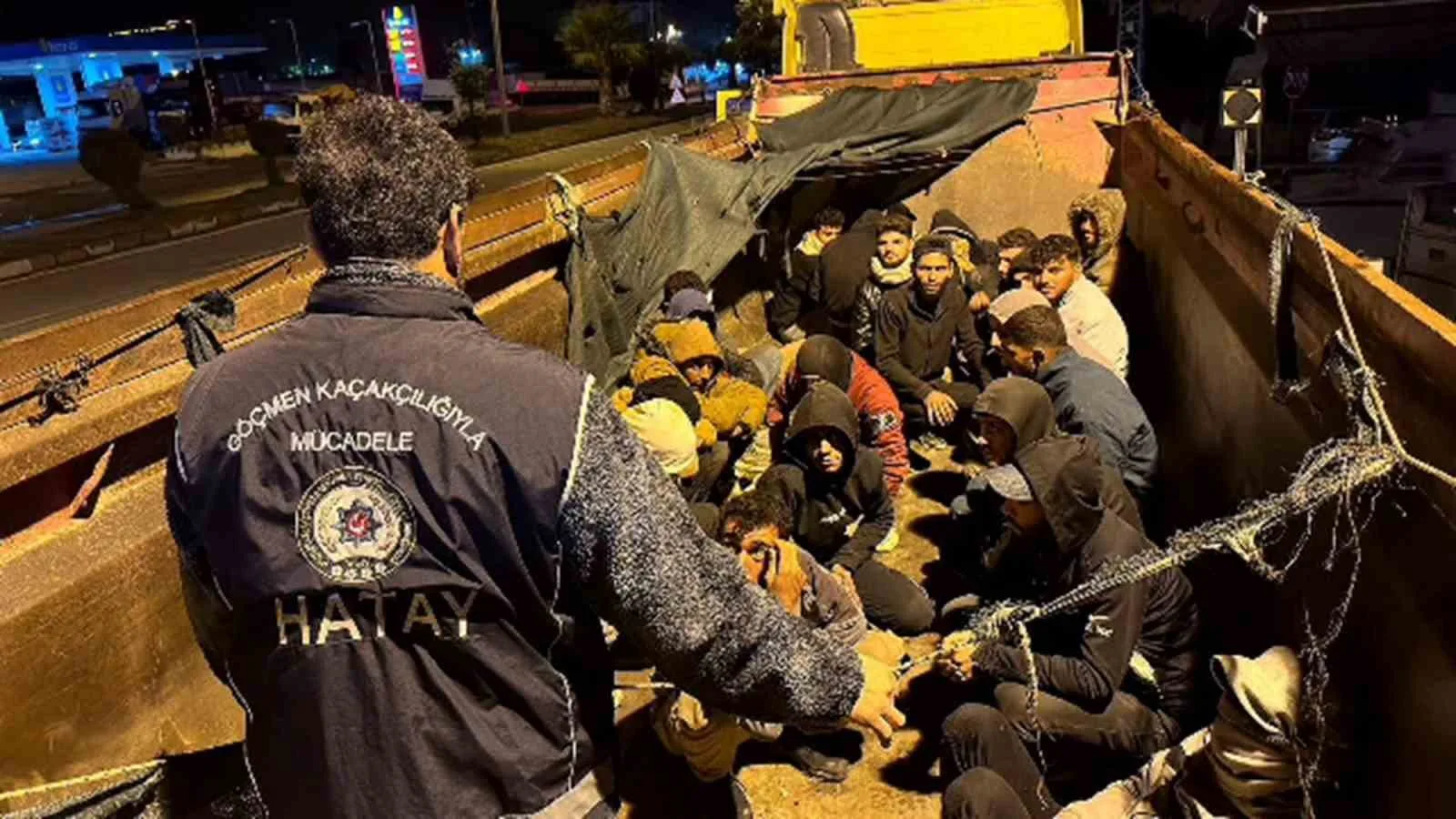 Hatay’da brandayla kapattıkları hafriyat kamyonu kasasında 28 kaçak göçmeni taşıyan