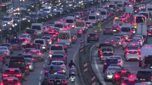 İstanbul’da haftanın ilk mesai gününde trafik yoğunluğu akşam saatlerinde yüzde