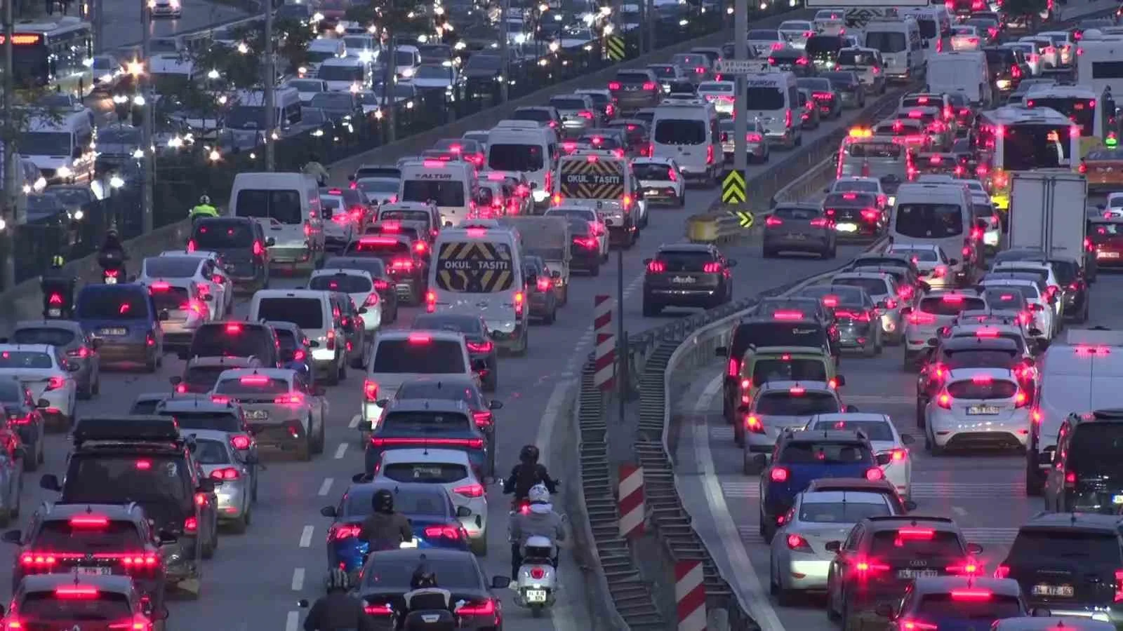 İstanbul’da haftanın ilk mesai gününde trafik yoğunluğu akşam saatlerinde yüzde