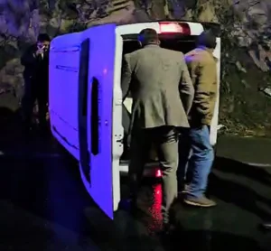 Hakkari’de yağmur nedeniyle kayganlaşan yolda kontrolden çıkan kamyonetin devrildiği kazada
