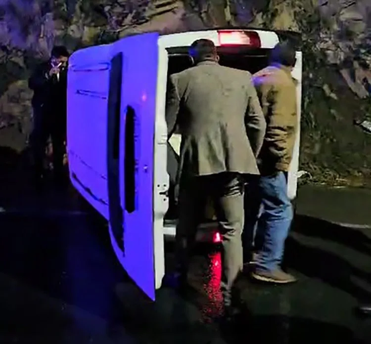 Hakkari’de yağmur nedeniyle kayganlaşan yolda kontrolden çıkan kamyonetin devrildiği kazada