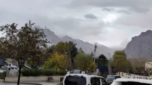 Hakkari’de iki gündür aralıklarla etkili olan yağmur, yüksek kesimlerde yerini