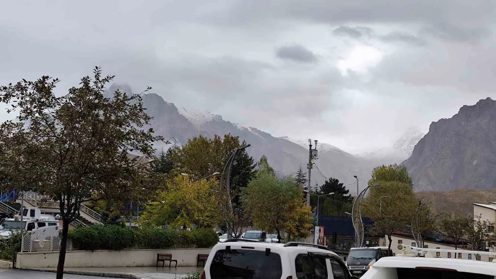 Hakkari’de iki gündür aralıklarla etkili olan yağmur, yüksek kesimlerde yerini