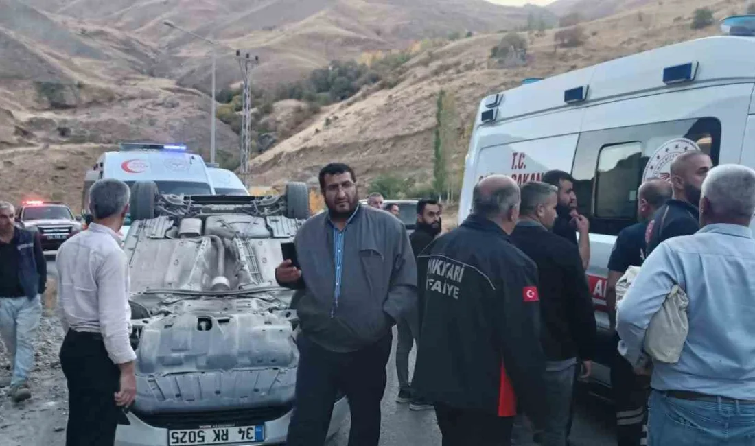 Hakkari’nin kontrolden çıkan otomobilin takla attığı kazada 3 kişi yaralandı.