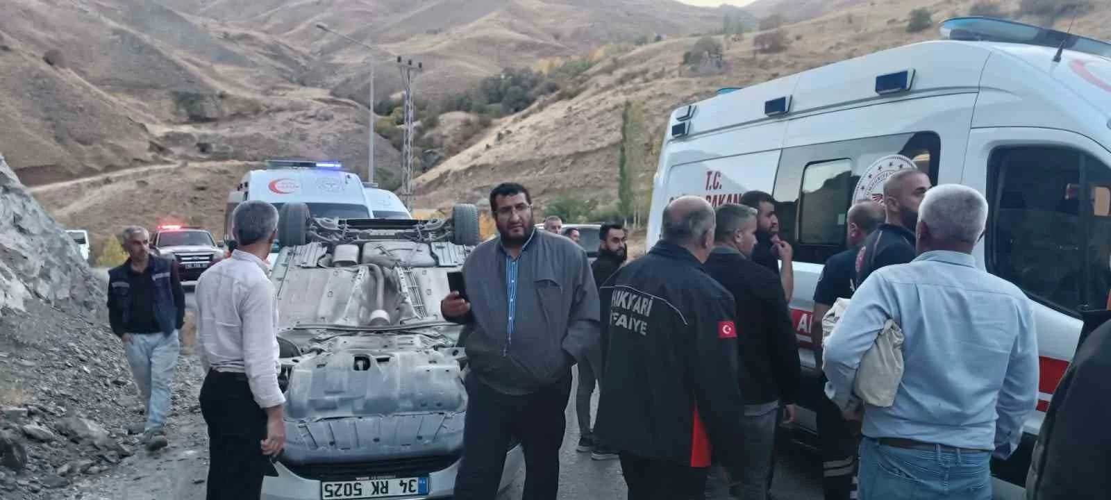 Hakkari’nin kontrolden çıkan otomobilin takla attığı kazada 3 kişi yaralandı.