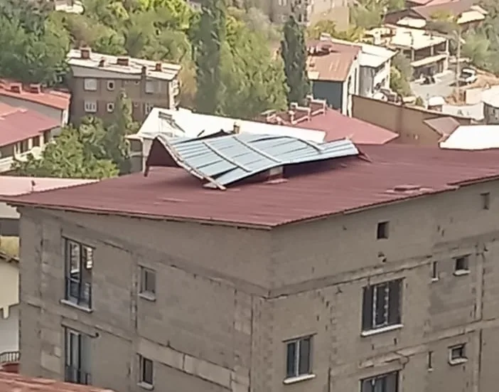 Hakkari’de etkili olan şiddetli rüzgar, bazı binaların çatılarını uçurdu. Hakkari’de