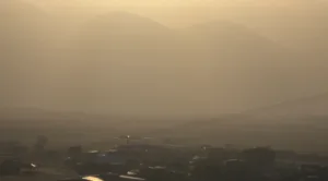 Hakkari’nin Yüksekova ilçesinde oluşan toz bulutu hayatı olumsuz etkiledi. Sabah
