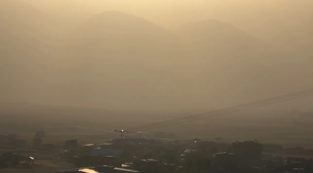 Hakkari’nin Yüksekova ilçesinde oluşan toz bulutu hayatı olumsuz etkiledi. Sabah