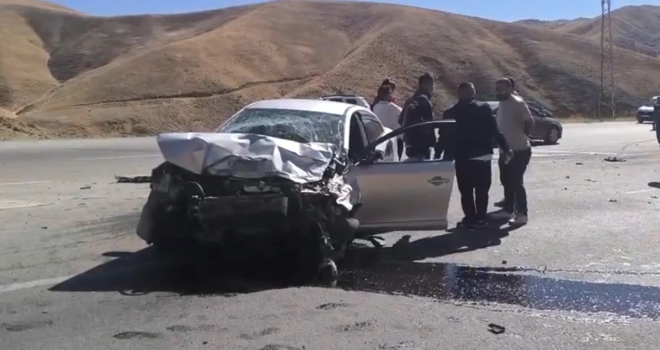 Hakkari’nin Yüksekova ilçesinde meydana gelen trafik kazasında 4 kişi yaralandı.