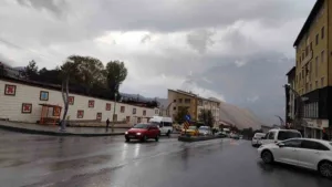 Hakkari’de uzun bir ardan sonra yağan yağmur vatandaşın yüzünü güldürdü.
