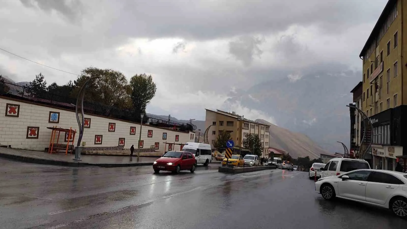 Hakkari’de uzun bir ardan sonra yağan yağmur vatandaşın yüzünü güldürdü.