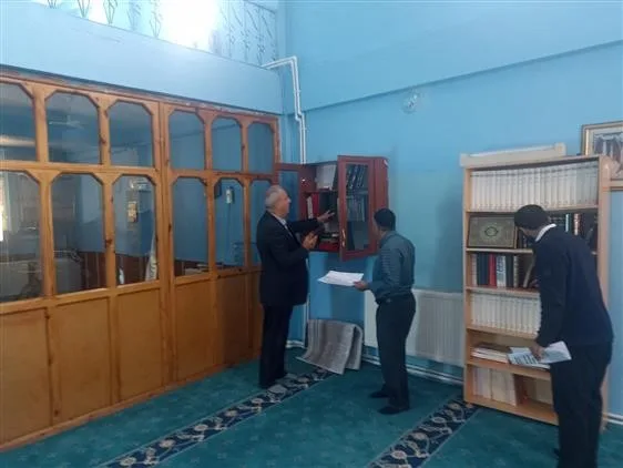 Hakkari Müftüsü Hüseyin Okuş, “Cami ve mescitlerde kütüphane veya kitaplık