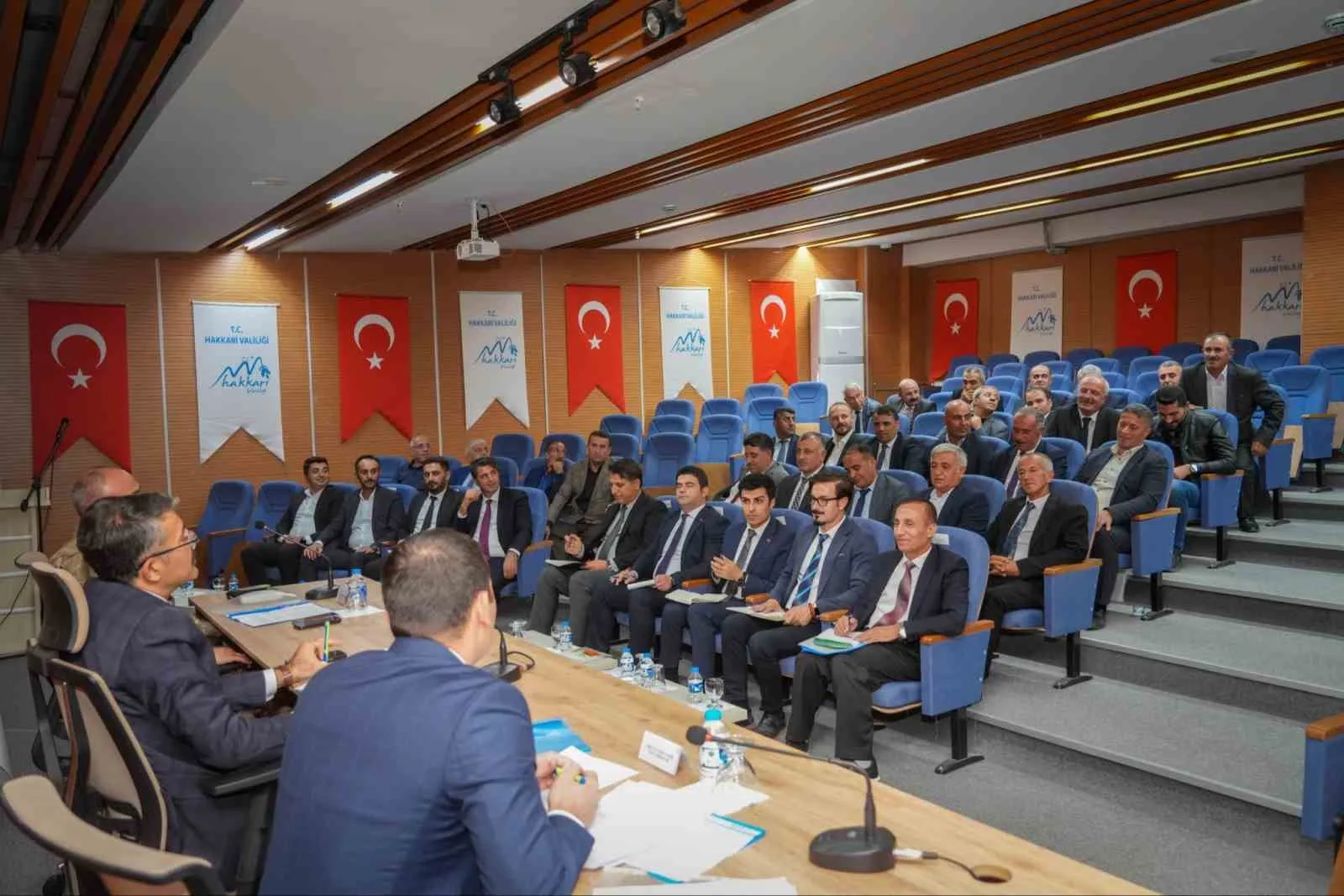 Hakkari’de yapılan toplantıda köylerin sorun ve sıkıntıları masaya yatırıldı. Hakkâri