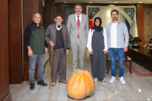 Hakkâri’nin Doğanyurt köyü Bağlar Mahallesi çiftçilerinden Hacı Osman Salim ve