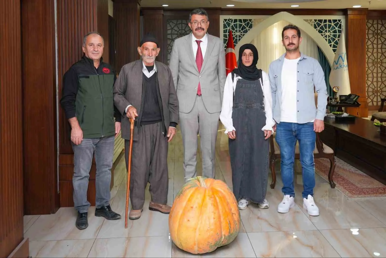 Hakkâri’nin Doğanyurt köyü Bağlar Mahallesi çiftçilerinden Hacı Osman Salim ve