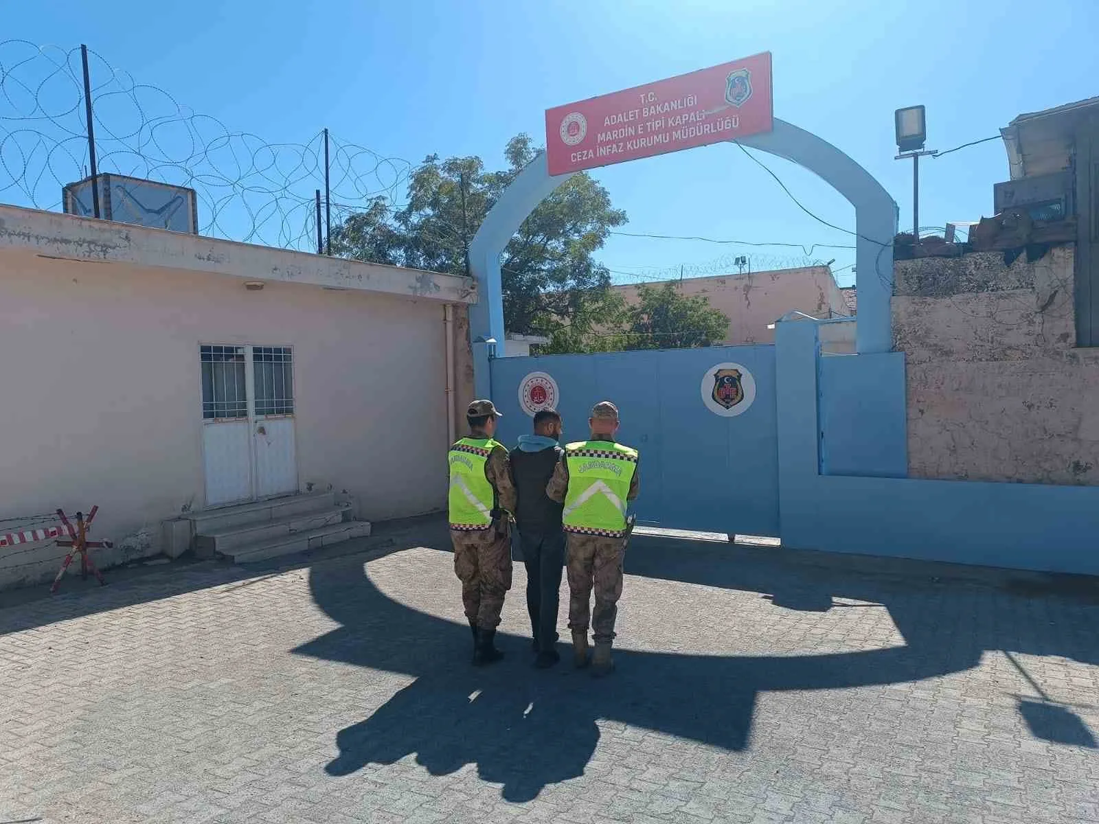 Mardin’de hakkında kesinleşmiş hapis cezası bulunan 2 firari yakalandı. İl