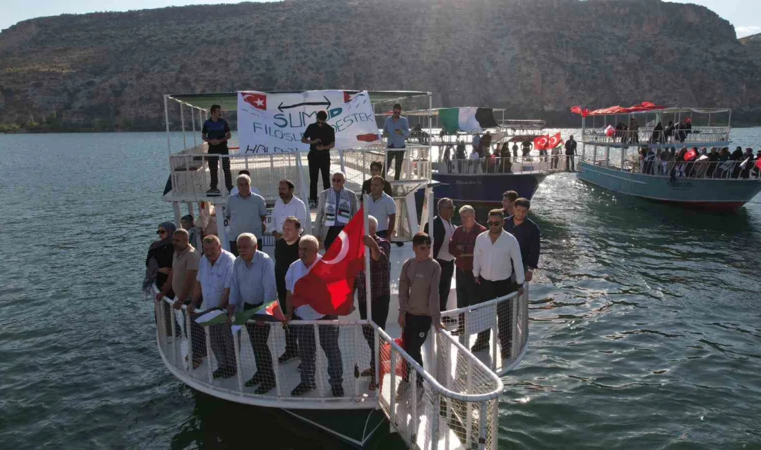 Şanlıurfa’nın Halfeti ilçesinde sivil toplum kuruluşları öncülüğünde tekneleriyle Fırat Nehri’nde