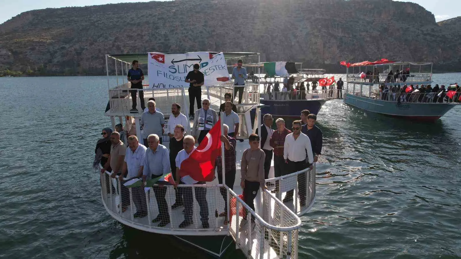 Şanlıurfa’nın Halfeti ilçesinde sivil toplum kuruluşları öncülüğünde tekneleriyle Fırat Nehri’nde
