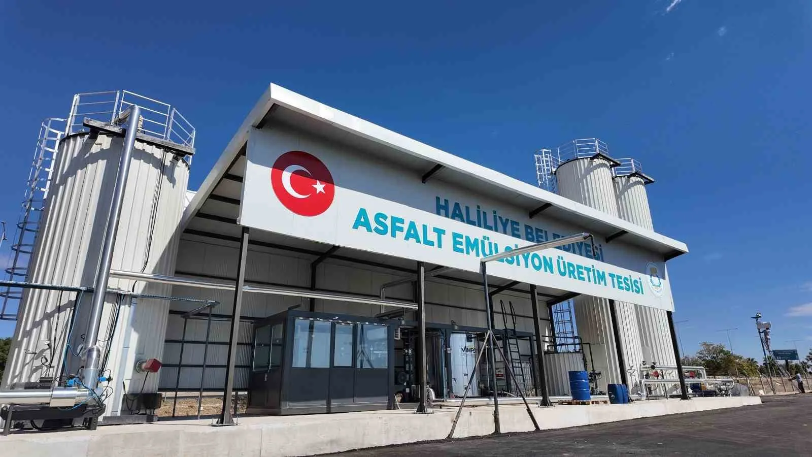 Haliliye Belediyesi Asfalt Emülsiyon Üretim Tesisi’nin hizmete açılmasıyla beraber, ilçenin