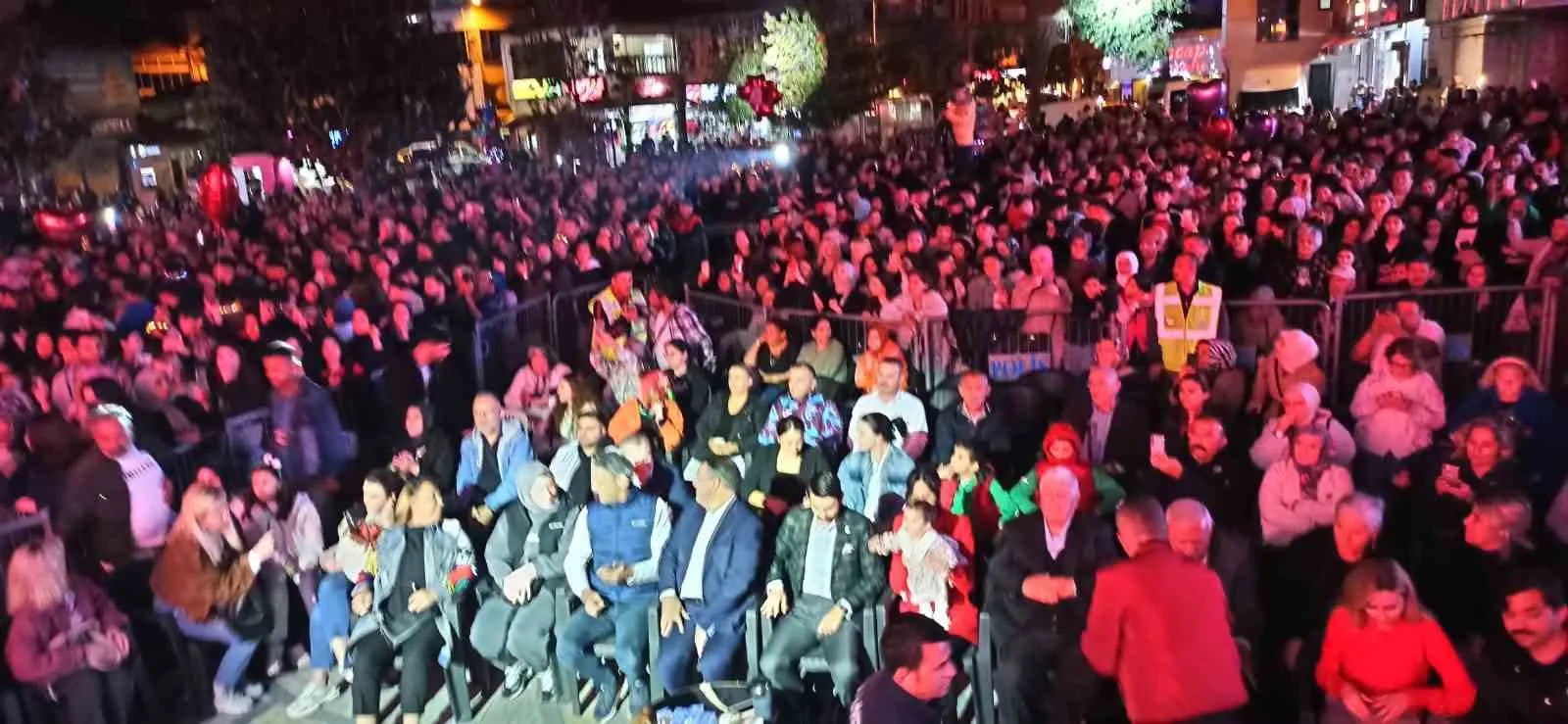 Devrek’te düzenlenen halk konseri kapsamında vatandaşlar doyasıya eğlenmenin tadını çıkardılar.