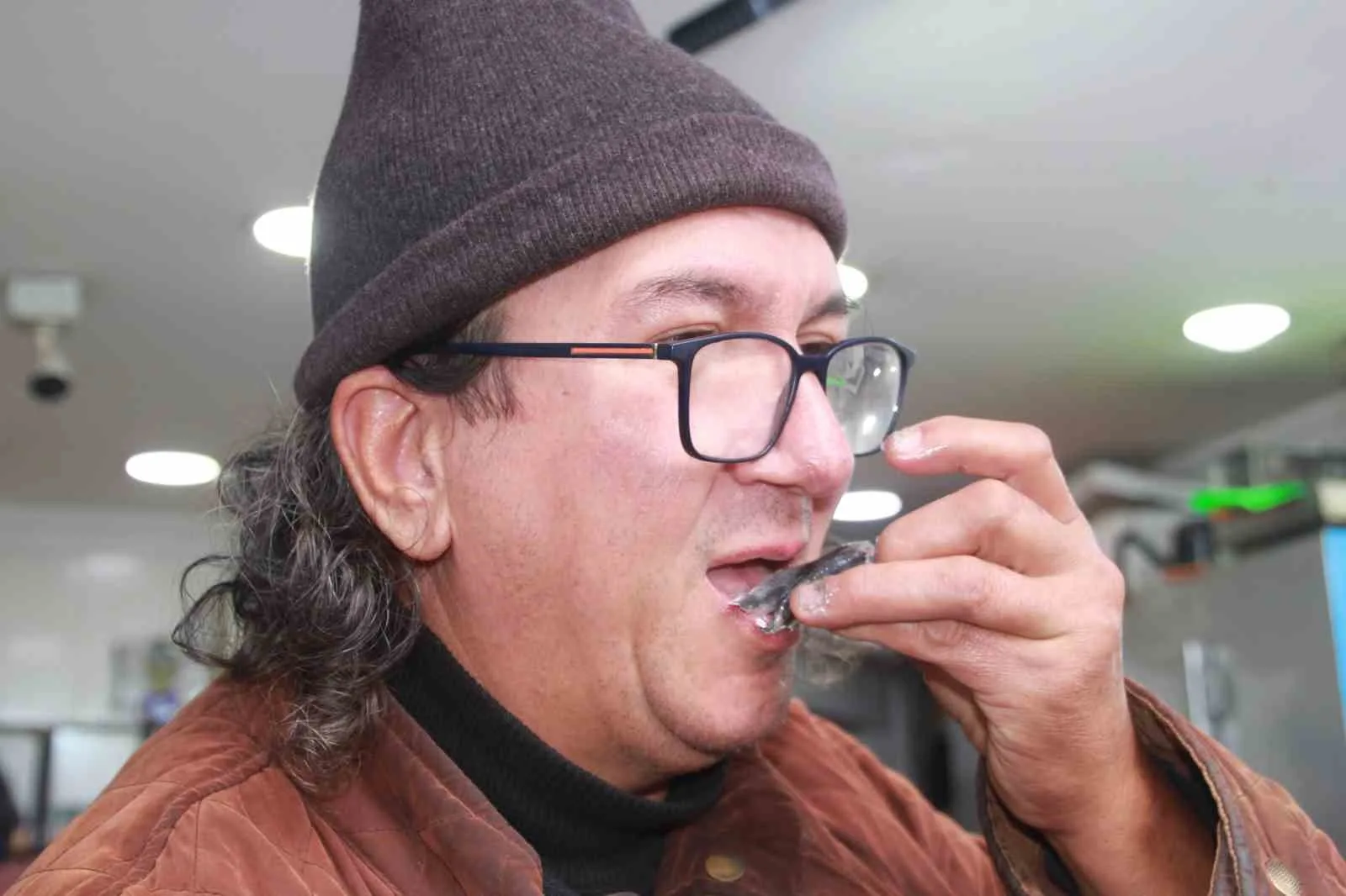 Ordu’da hamsi fiyatlarının 70 liraya kadar düşmesi vatandaşların yüzünü güldürdü.