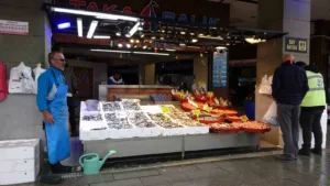 Karadeniz’de havaların soğumasıyla birlikte hamsi bolluğu yaşanıyor. Tezgâhlarda 3 kilosu