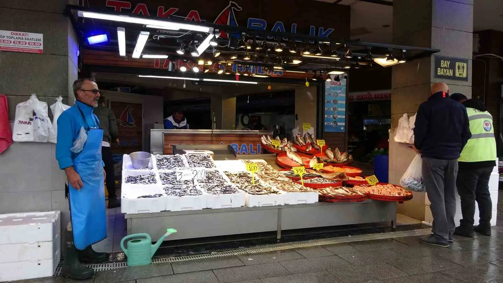 Karadeniz’de havaların soğumasıyla birlikte hamsi bolluğu yaşanıyor. Tezgâhlarda 3 kilosu