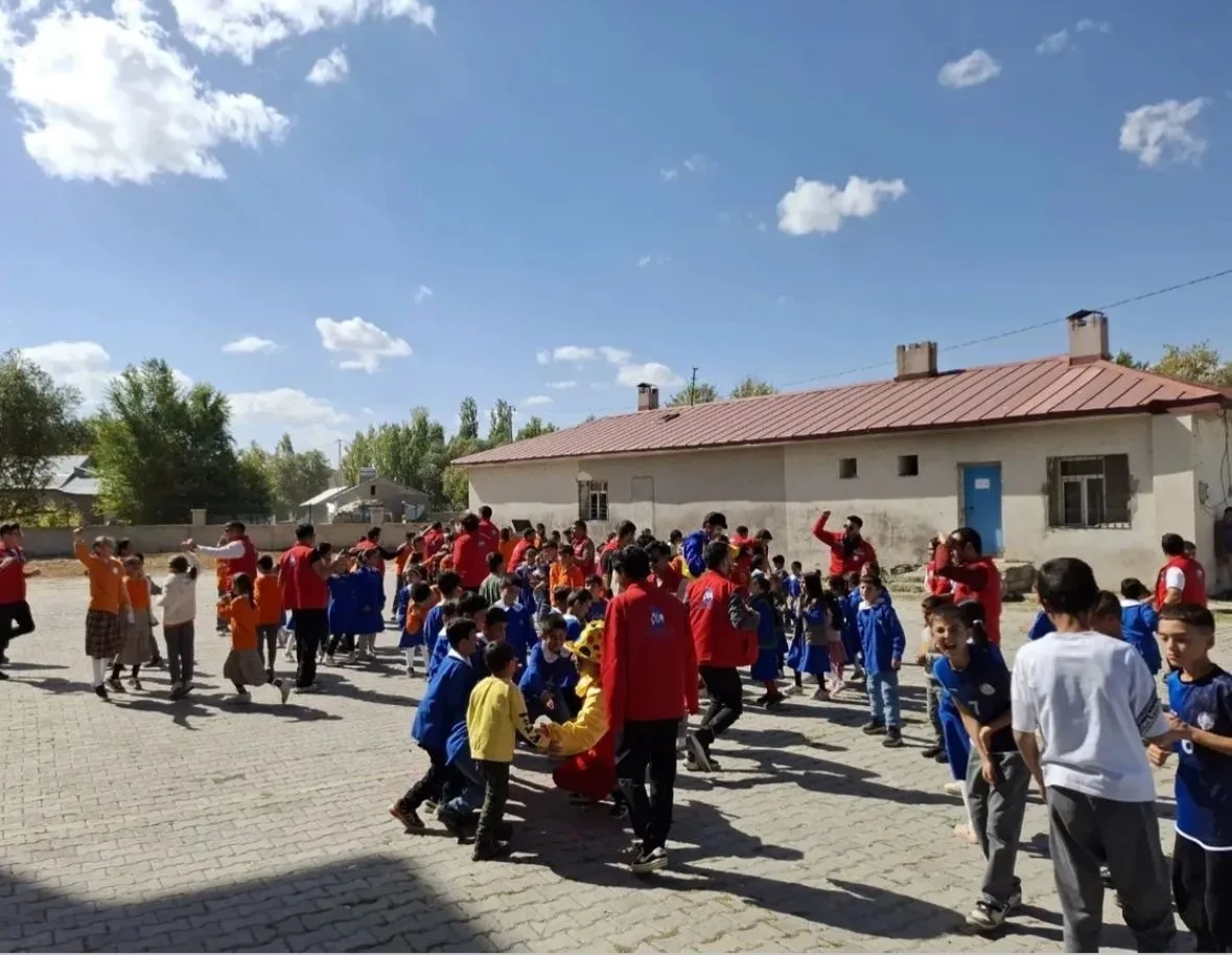 Farklı illerden gelen gönüllüler, Hamur’da ziyaretlerde bulunarak gençlerle bir araya
