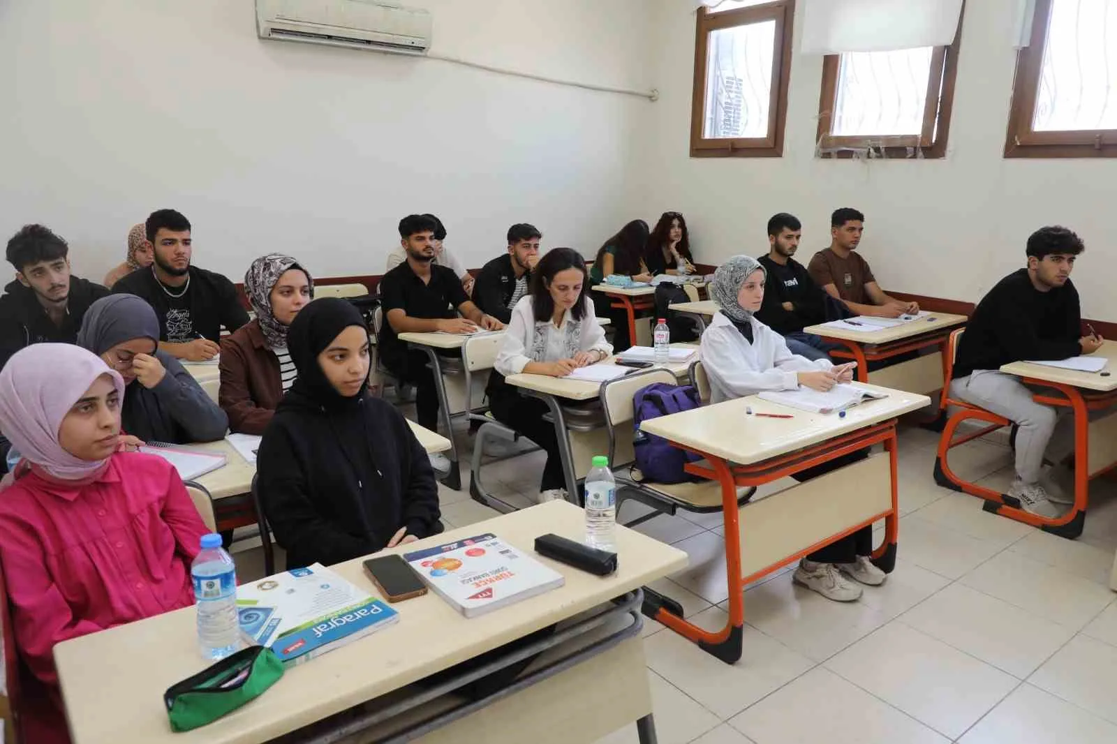 Hatay Büyükşehir Belediyesi’nin YKS ve LGS’ye yönelik verdiği kurslarda eğitim