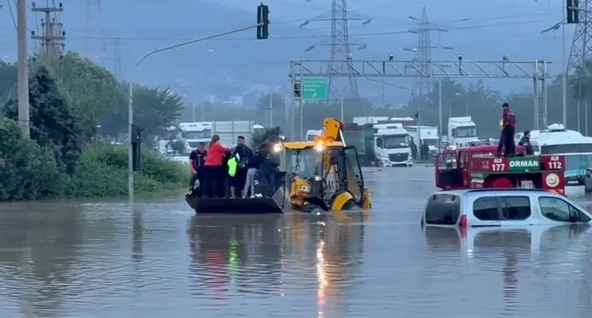 Hatay’da etkili olan yağış sele neden olurken, Payas ilçesinde eğitime