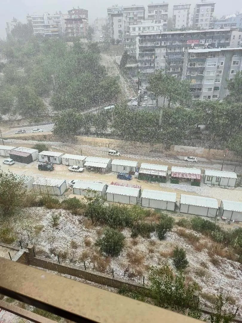 Hatay’da etkili olan dolu yağışı çevreyi beyaza bürüdü. Meteorolojinin sarı