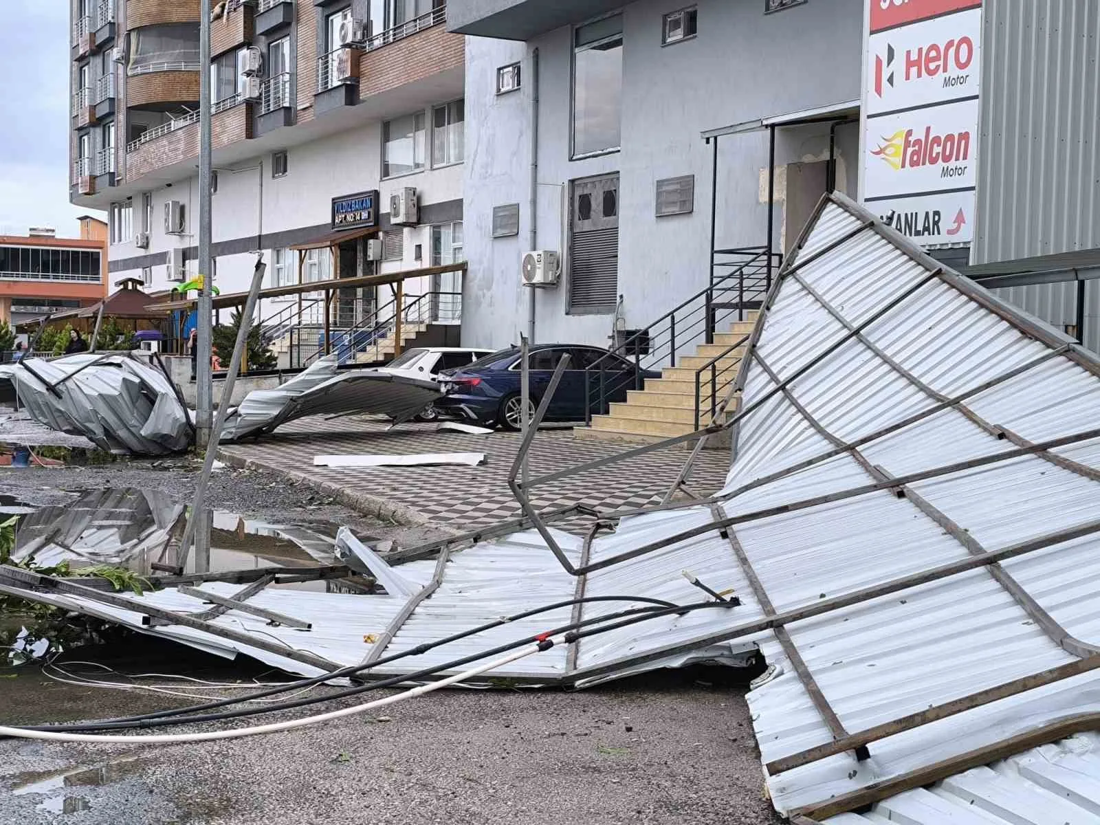 Hatay’da yağışlı havayla birlikte etkili olan fırtınada uçan, binanın çatısı