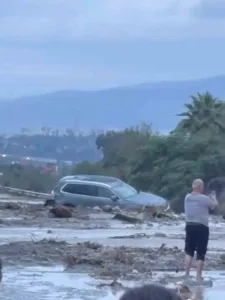 Hatay’da etkili olan yağışla birlikte yaşanan heyelan otoyolu kapattı. Toprakkale-İskenderun