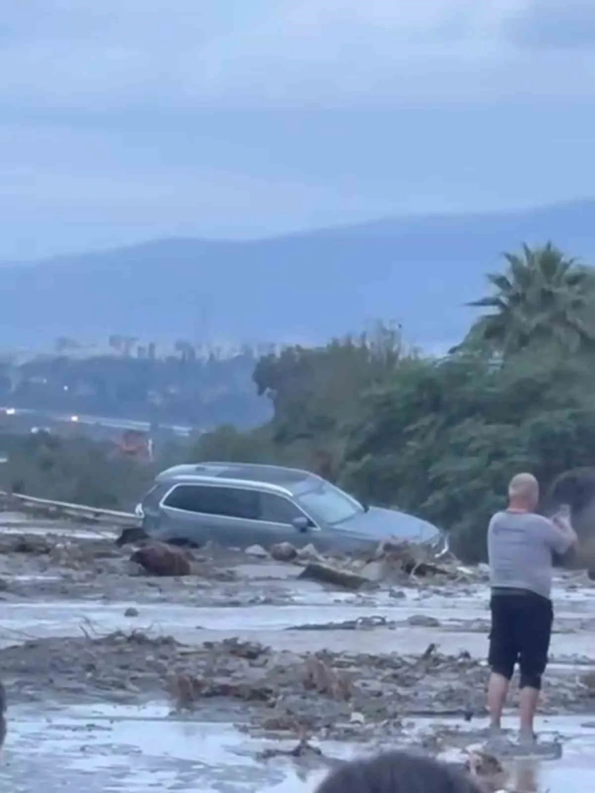 Hatay’da etkili olan yağışla birlikte yaşanan heyelan otoyolu kapattı. Toprakkale-İskenderun