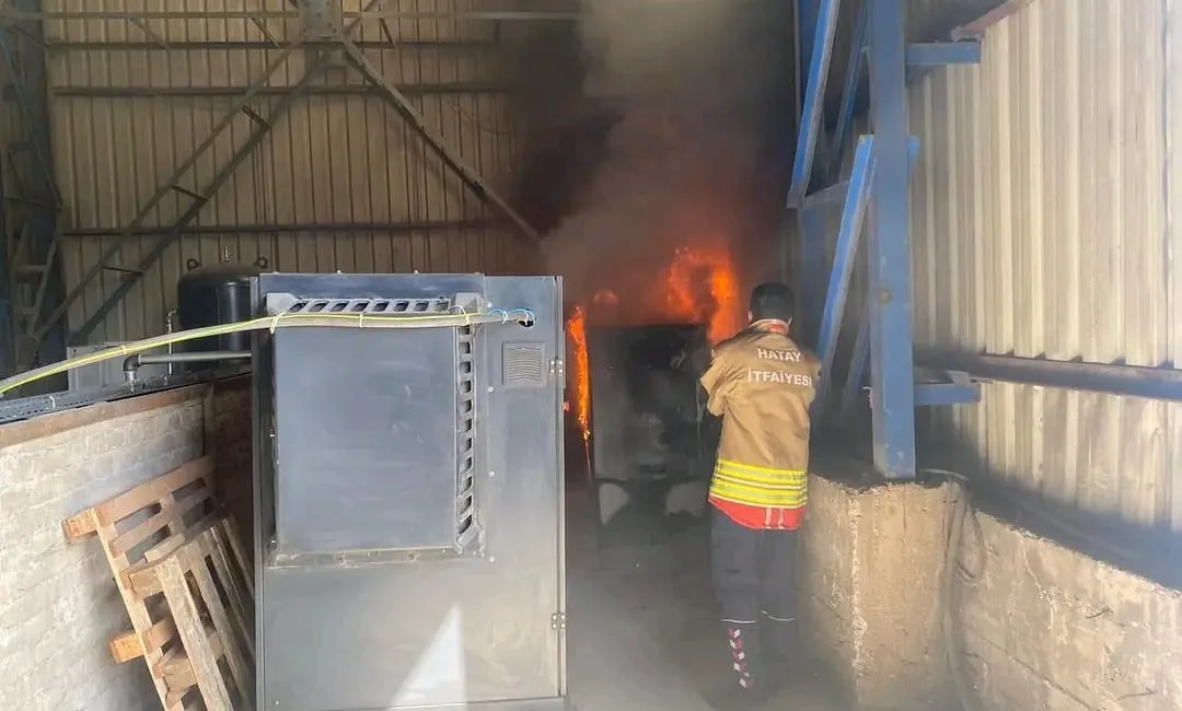 Hatay’ın Payas ilçesinde iş yerinde çıkan yangın, itfaiye ekipleri tarafından