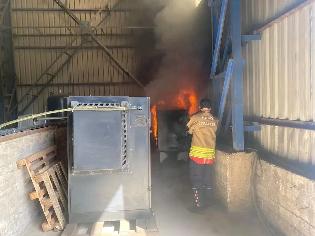 Hatay’ın Payas ilçesinde iş yerinde çıkan yangın, itfaiye ekipleri tarafından