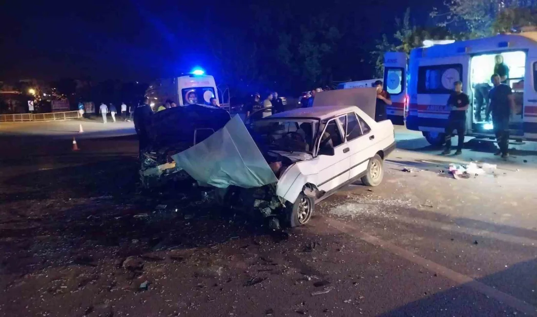 Hatay’ın Dörtyol ilçesinde iki otomobilin çarpışmasıyla yaşanan kazada biri bebek