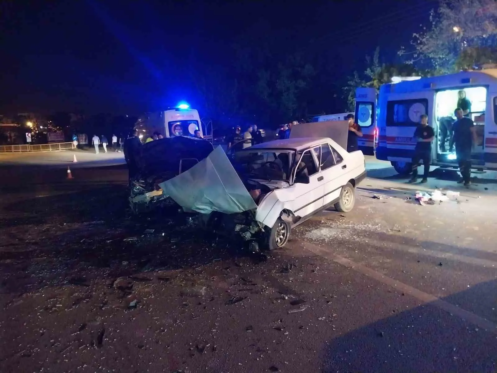 Hatay’ın Dörtyol ilçesinde iki otomobilin çarpışmasıyla yaşanan kazada biri bebek