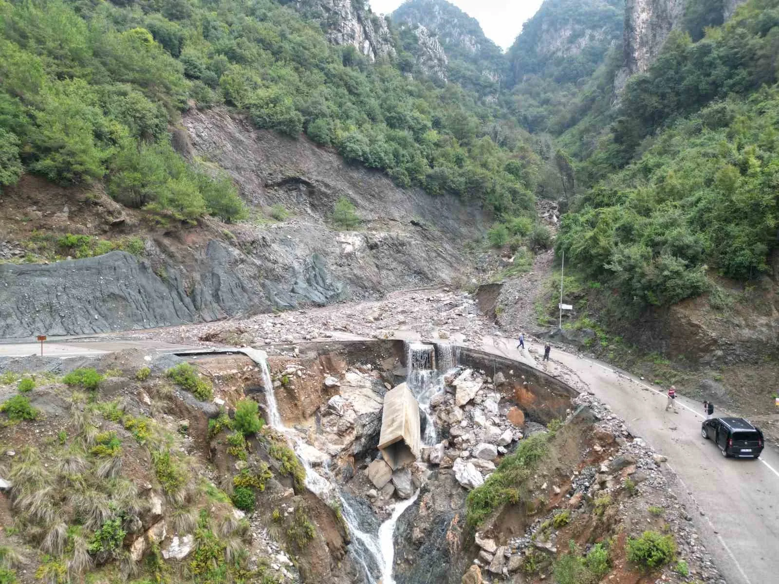 Meteorolojinin şiddetli yağış uyarısında bulunduğu Hatay’da, özellikle kıyı ilçelerde gece