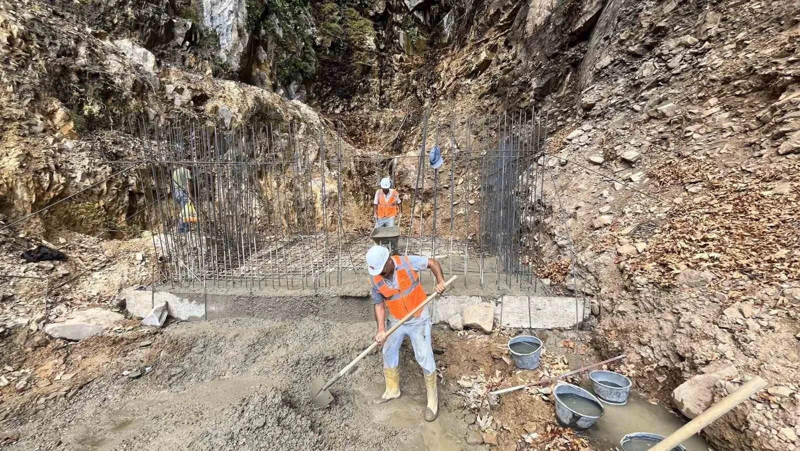 Hatay Büyükşehir Belediyesi, Hassa’nın Arpalıuşağı Mahallesi’nde sel sularının içme suyu