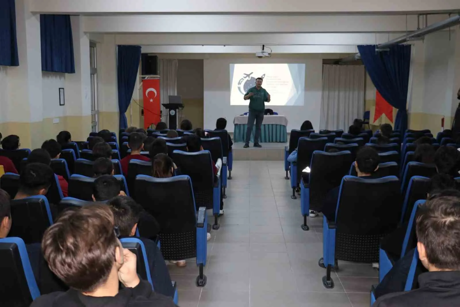 Eskişehir’de ’Havacılığın Kanatlarından Uzayın Sonsuzluğuna: Gençler İçin Kariyer Yolculuğu’ adlı