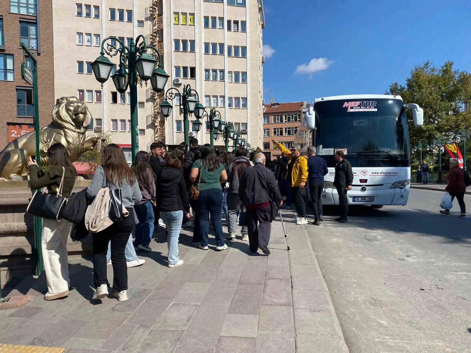 Hava sıcaklıklarının düşmesine rağmen Eskişehir’deki turizm hareketliliği devam ediyor. Yaz